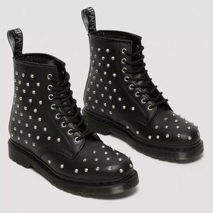 New In Box Dr.Martens 1460 Stud Wanama Leather Lace Up Unisex boots size 42 (EU)